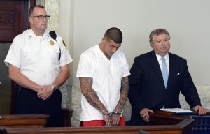 El jugador de los Patriots de Nueva Inglaterra, Aaron Hernández (c), asiste a la corte del distrito de Attleboro, Massachusetts.