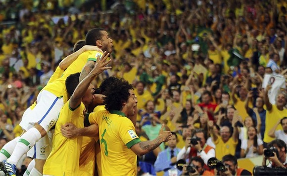 Los jugadores de la selección brasileña celebran el 3-0 anotado por Fred ante España tras la final de la Copa Confederaciones entre Brasil y España disputada en Maracaná, Río de Janeiro, Brasil.