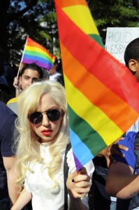 La diva pop Lady Gaga har&aacute; hoy en Nueva York su primera gran aparici&oacute;n p&uacute;blica tras su operaci&oacute;n de cadera para apoyar la causa homosexual en el Orgullo Gay.