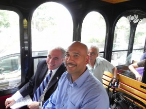RUBEN DIAZ JR., presidente del condado de El Bronx (d) recibi&oacute; apoyo del contralor del Estado de Nueva York Thomas DiNapoli (i) por buen trabajo de desarrollo econ&oacute;mico.