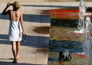 Una joven se toma un refresco mientras su perro se ba&ntilde;a en una fuente.
