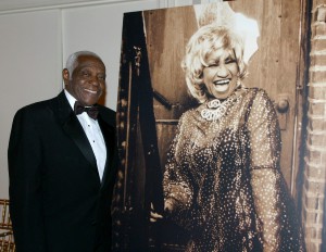 Imagen de archivo de Pedro Knight (i) al lado de un retrato de su esposa durante un evento de entrega de becas Celia Cruz para promocionar a jovenes latinos que quieran estudiar m˙sica, en Nueva York. 