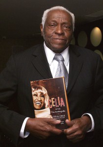 Foto de archivo del 7 de julio de 2004 de Pedro Knight "cabecita de algod&oacute;n" para Celia Cruz.