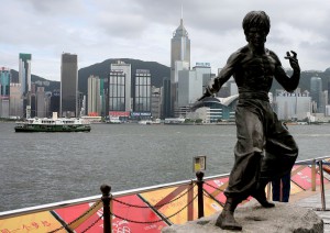 Escultura de la estrella del cine de acci&Ucirc;n Bruce Lee, de Hong Kong, en la Avenida de las Estrellas de Hong Kong (China).