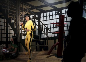 Una periodista pasa delante de la figura de cera del actor hongkon&Egrave;s Bruce Lee durante la presentaci&Ucirc;n a la prensa del nuevo museo Madame Tussauds de Bangkok (Tailandia). 