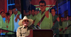 El presidente de Cuba, Ra&uacute;l Castro, pronuncia un discurso el viernes 26 de julio de 2013, en la ciudad de Santiago de Cuba, durante un acto celebrado por el 60 aniversario del asalto al cuartel Moncada.