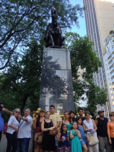 Los venezolanos en Nueva York colocaron ofrendas florales a la estatua de Simón Bolívar en Central Park. Foto: Alex Guerrero.
