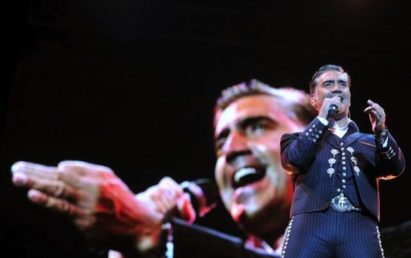 Alejandro Fernández lanzará en agosto su álbum de clásicos latinoamericanos.