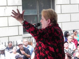 ASAMBLEISTA Carmen Arroyo: &ldquo;&iquest;&iexcl;Qui&eacute;n m&aacute;s puede tocar el Cuatro como Yomo Toro!&rdquo;. 