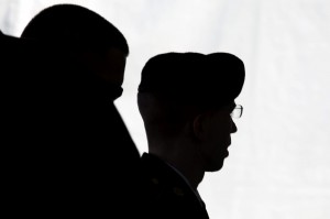 El soldado estadounidense Bradley Manning (dcha), acusado de la filtraciones a Wikileaks, entra en la sala del tribunal de la juez militar Denise Lind para oir el veredicto en Fort Meade, Maryland.