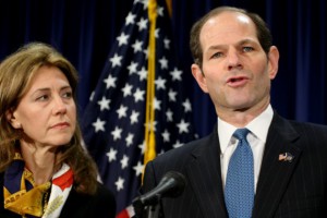 Esposa de Spitzer pedir&aacute; el divorcio despu&eacute;s de las elecciones, seg&uacute;n diario.