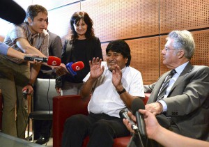 El presidente austriaco, Heinz Fischer (dcha), y el presidente boliviano, Evo Morales (izq), atienden a la prensa tras un encuentro mantenido en el aeropuerto de Viena (Austria).