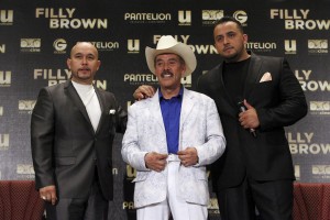 Los familiares de la cantante Jenni Rivera, Gustavo (i), Juan Manuel (d) y su padre, Pedro Rivera (c), durante una rueda de prensa en Ciudad de México para la promoción de la película "Filly Brown", donde se defendieron de las acusaciones de un supuesto lucro con su imagen de la intérprete, quien murió el año pasado en un accidente aéreo, y aseguraron que todos los productos que se sacan a la venta de la artista son parte de los sueños y de los planes que ella tenía.