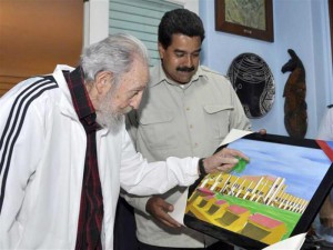 El presidente Nicolas Maduro (R) ofrece un regalo del l&iacute;der cubano Fidel Castro (L), una pintura hecha por el presidente venezolano Hugo Ch&aacute;vez tarde, en La Habana, Cuba.