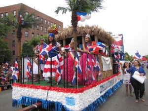 La caravana del consulado dominicano fue una de las m&aacute;s coloridas. 