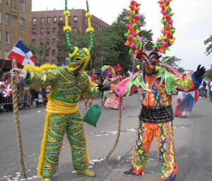 Los trajes folkl&oacute;ricos fueron comunes durante el desfile.