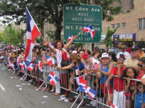 Los dominicanos en El Bronx bailaban al son de la m&uacute;sica de cada carroza al tiempo que ondeaban su bandera.