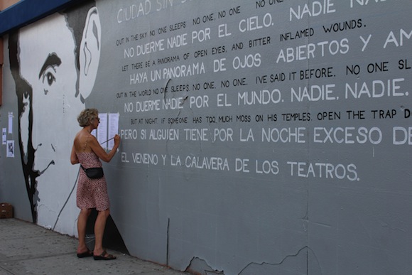 Camille Perrottet pinta en un mural unos versos del poeta y dramaturgo Federico García Lorca en el barrio neoyorquino de Bushwick.