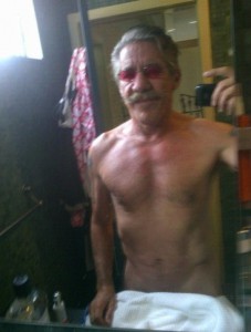 GERALDO RIVERA también desnudo, no es político pero está en FOX.