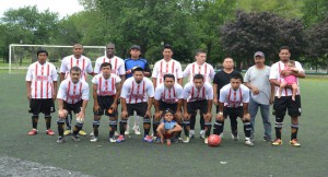 Los integrantes del Hurac&aacute;n Santiago que tras quitarle el invicto al F.C. Barcelona en la Copan Maya Soccer League, amenaza con seguir sorprendiendo a los &ldquo;grandes&rdquo; en la Liga.  (Foto: Cortes&iacute;a). 