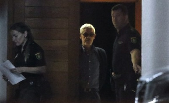 El maquinista que conducía el tren accidentado en Santiago de Compostela en un siniestro en el que murieron 79 personas, Francisco José Garzón Amo (c), sale de los juzgados de Santiago esta noche tras quedar en libertad con cargos. el maquinista de 52 años admitió haber cometido una imprudencia a los mandos del tren.