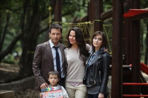 Los actores, Kate del Castillo (c), Ra&uacute;l Mendez (i), Aurora Papile (d) y Andr&eacute; Collin (abajo) participan en el inicio del rodaje de la pel&iacute;cula "Visitantes", en Ciudad de M&eacute;xico.