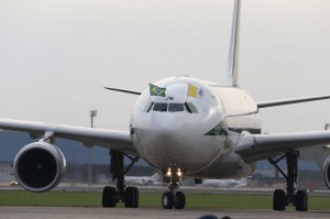El avión con el papa Francisco llega al aeropuerto Galeao/Antonio Carlos Jobim de Río de Janeiro, Brasil, para presidir la Jornada Mundial de la Juventud (JMJ).