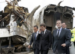 El presidente del Gobierno, Mariano Rajoy (d), ha visitado hoy, junto al presidente de Galicia, Alberto Núñez Feijóo (c), el lugar de Santiago de Compostela donde anoche descarriló un tren, accidente en el que han muerto 78 personas.