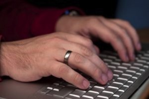 La infidelidad cibern&eacute;tica duele tanto como la carnal, seg&uacute;n un estudio.