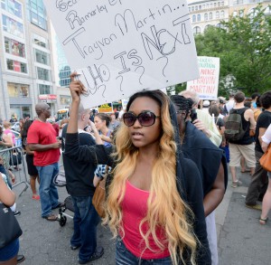Los manifestantes protestan contra el veredicto de no culpable en el juicio de George Zimmerman en un mitin de Trayvon Martin en Union Square en Nueva York, Nueva York.