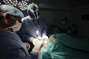 El neurocirujano Eduardo Lovo (c) realiza una operación a un hombre el pasado 21 de marzo de 2013, en San Salvador. América Latina gana terreno como líder en tratamientos médicos y estéticos para turistas.