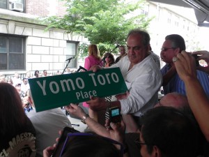 YOMO TORO PLACE: placa en manos de su pueblo, un punto de El Bronx, en la ciudad de Nueva York, con mucha carga emocional y musical.