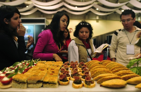 Varias personas degustan alimentos en el World Trade Center de Ciudad de MÈxico.