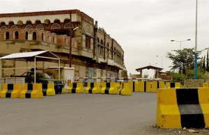Barreras de seguridad bloquean el acceso a la Embajada de EE.UU. en Sanaia, Yemen.