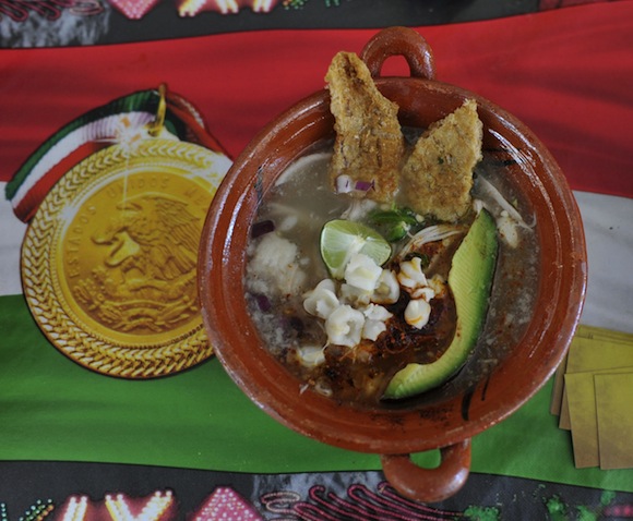 Imagen de archivo de un plato de pozole, una de las preparaciones a base de maÌz, pollo, res o puerco m·s populares de MÈxico.