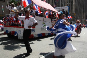 Uno de los grupos folkl&oacute;ricos en pleno baile. Atr&aacute;s la carroza del Consulado de Rep&uacute;blica Dominicana en Nueva York. Foto: NV.