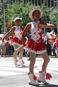 Una de las bandas marciales que ameniz&oacute; el desfile. Foto: NV.