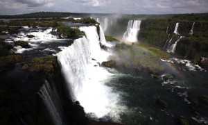 un sector de los saltos de las Cataratas de Iguaz˙, vistas desde Foz do Iguazu (Brasil). Las Cataratas est&middot;n localizadas en los parques nacionales de Puerto Iguaz˙ (Argentina) y Foz do Iguazu (Brasil), en la frontera con Paraguay. 