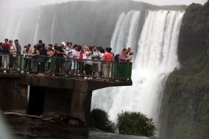 sector de los saltos de las Cataratas de Iguaz˙, vistas desde Foz do Iguazu (Brasil). Las Cataratas est&middot;n localizadas en los parques nacionales de Puerto Iguaz˙ (Argentina) y Foz do Iguazu (Brasil), en la frontera con Paraguay. 
