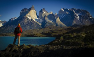 Un turista observa el complejo Cuernos del Paine, en el parque nacional Torres del Paine (Chile).