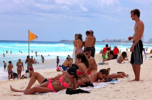 Cientos de turistas disfrutaban de las playas del centro vacacional de Canc˙n y la Riviera Maya en el caribe mexicano a finales de marzo de 2013, cuando las autoridades de turismo informaban de que la ocupaci&Ucirc;n hotelera se encontraba en poco mas del 85% por las vacaciones de Semana Santa.