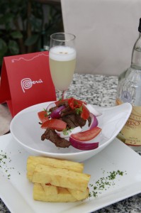 Para el chef ejecutivo ecuatoriano, Christian Ram&Igrave;rez, la gastronom&Igrave;a peruana es un "trabajo final bien hecho, pues juntaron todo, agarraron experiencias propias, ajenas y lo tradujeron en lo que es la comida peruana". En la imagen un plato minimalista con el pisco de fondo. 