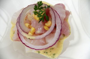 Impresionante ceviche peruano con pescado crudo y jugo de lim&oacute;n. Una de las especialidades de un pa&iacute;s que se da a conocer por la gastronom&iacute;a.