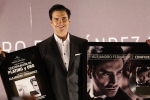 El cantante mexicano Alejandro Fern&aacute;ndez posa durante una rueda de prensa en Ciudad de M&eacute;xico para la presentaci&oacute;n de su &uacute;ltimo material discogr&aacute;fico, "Confidencias". 