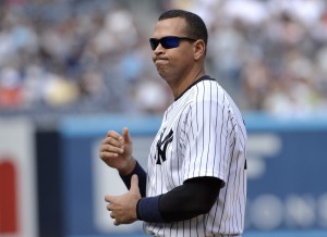  El jugador de los Yanquis de Nueva York Alex Rodriguez gesticula despu&eacute;s de la carrera anotada.