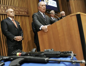 El alcalde de la ciudad de Nueva York, Michael Bloomberg habla durante una rueda de prensa en Nueva York. Durante la rueda de prensa Bloomberg dijo que se ha realizado la mayor redada de pistolas de la Historia de la ciudad, con más de 250 armas incautadas.