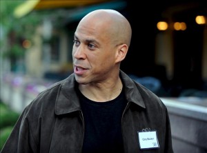 Alcalde de Newark, Cory Booker, vence en primarias demócratas para el Senado.