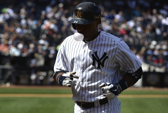 El jugador de los Yanquis de Nueva York Robinson Cano camina fuera del campo ante Angelinos hoy, jueves 15 de agosto de 2013, durante el juego entre ambos equipos en el estadio Yankees en el Bronx, Nueva York.