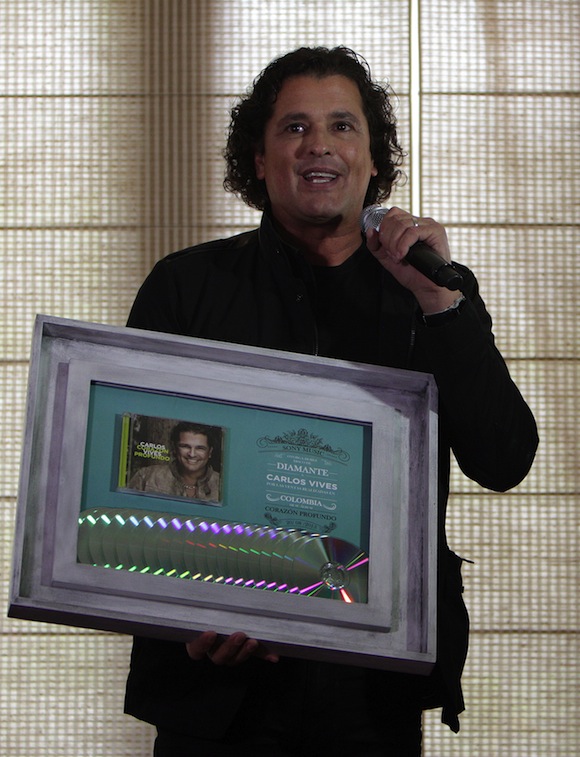 Carlos Vives recibe doble disco de diamante por "Corazón Profundo".