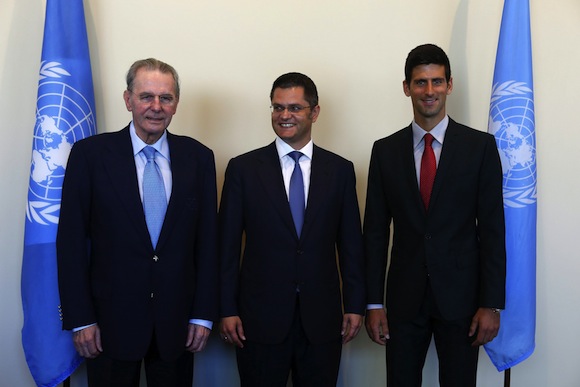 El presidente del Comité Olímpico Internacional (COI), Jacques Rogge (i), el presidente de la Asamblea General de las Naciones Unidas, Vuk Jeremic (c) y el tenista número uno del Mundo, el serbio Novak Djokovic (d), posan en la entrada de la Sede de la ONU en Nueva York, EE.UU.
